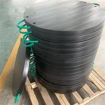 Μαύρο στρογγυλό HDPE του Jack ποδιών μαξιλάρι ζυγοστατών γερανών πιάτων πλαστικό για τους κινητούς γερανούς